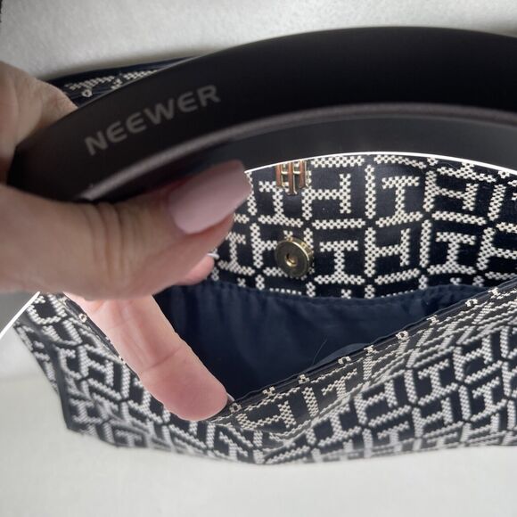 Tommy Hilfiger Shoulder Strap TH Logo Purse - Picture 4 of 10